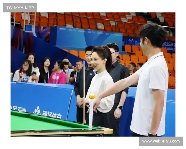 潘晓婷表演赛一杆巧打将台面“2025”变为“2026”,技艺引网友惊叹